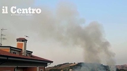 La perfetta cabrata del Canadair sulle fiamme a Colleminuccio