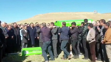 Van'daki kazada ölen baba ve oğul toprağa verildi