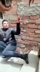 Policías disparan a hombre que estaba a punto de matar a su esposa por infidelidad: video