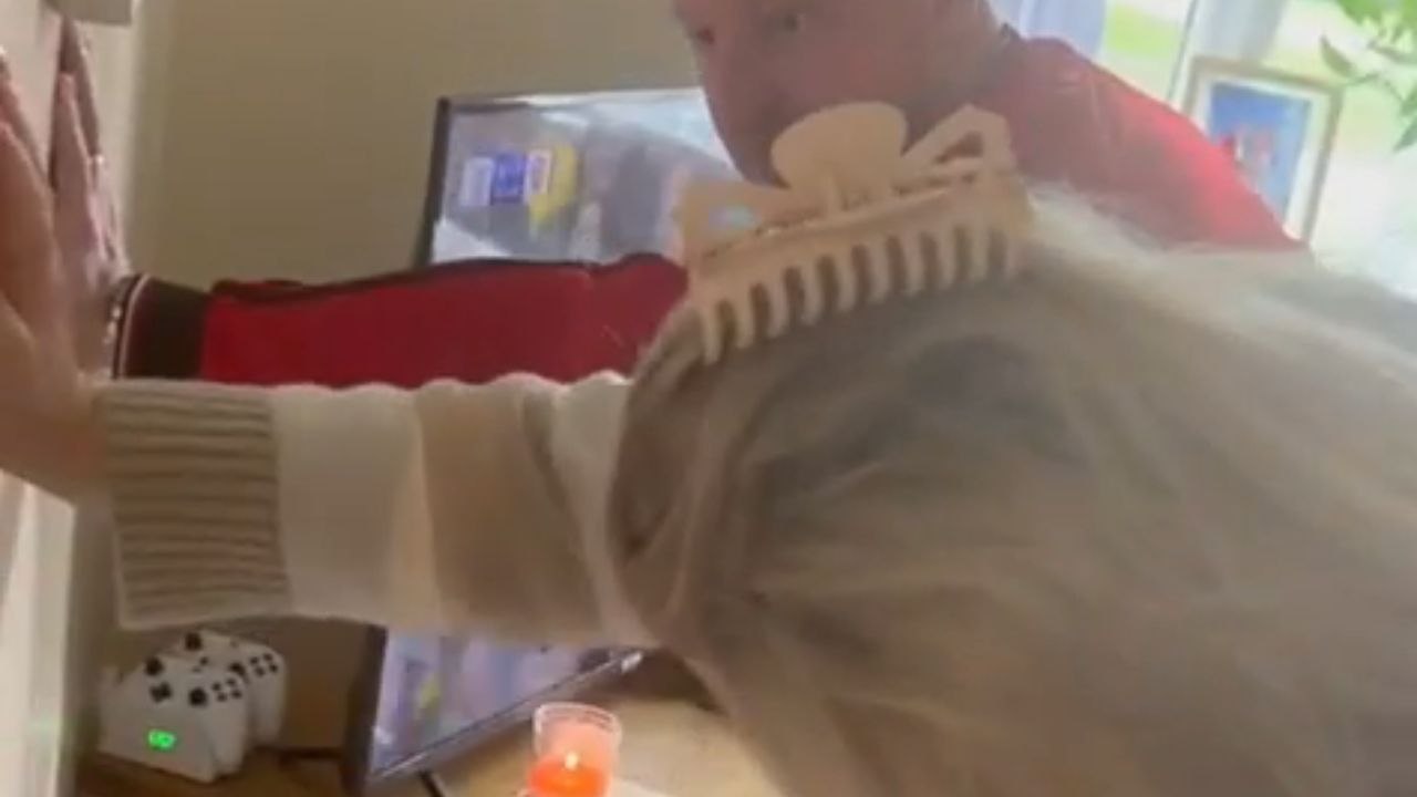 'Hole in the Wall!' - Daughter falls for dad's hilarious prank and almost spears a hole in the wall