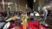 Musica e balli in centro a Teramo accompagnano la notte dei saldi