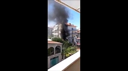 Si sprigionano le fiamme sotto la salsa di pomodoro, la colonna di fumo ? impressionante