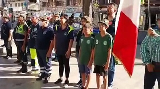 L'inno e il saluto alla bandiera danno il via alla festa degli alpini