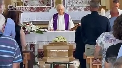 Commozione, dolore e palloncini bianchi ai funerali della giovane guida del Cerrano