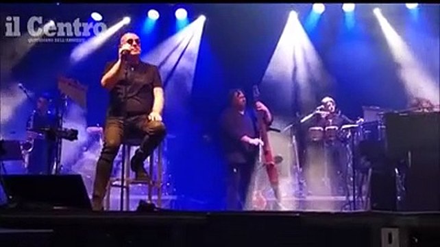 Mario Biondi riscalda piazza Salotto e svela la sua passione per d'Annunzio