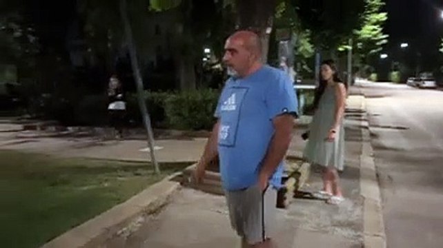 Il cervo buono si fa ammirare a Popoli, e quando qualcuno si avvicina col cane c'? una signora che si arrabbia