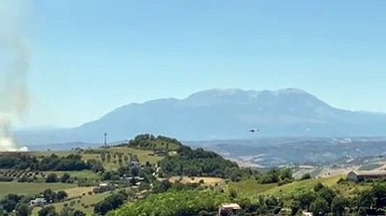 Atri, incendio sulle colline