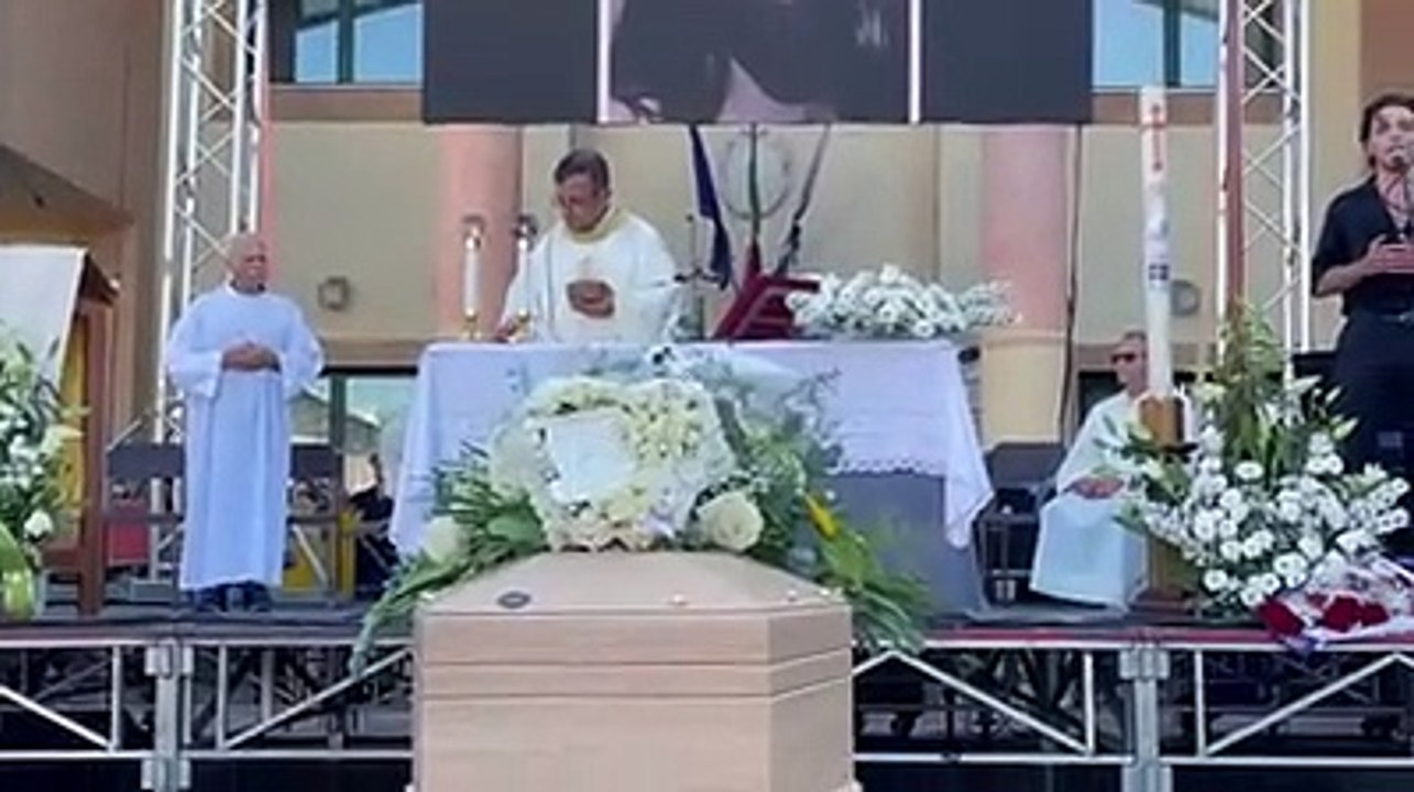L'Ave Maria di Gianluca Ginoble (Il Volo) ai funerali di Flavia ? struggente. E anche lui si commuove