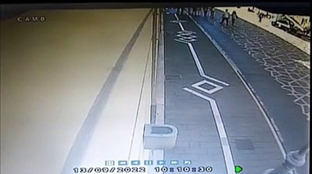 Auto sui pedoni nel Corso, il momento agghiacciante in cui viene l'uomo viene travolto