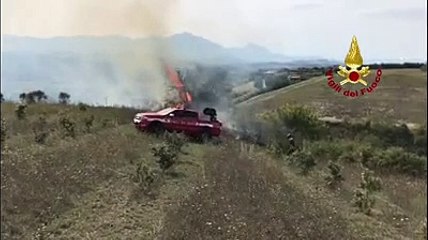 L'elicottero Drago 52 spegne l'incendio a Citt? Sant'Angelo