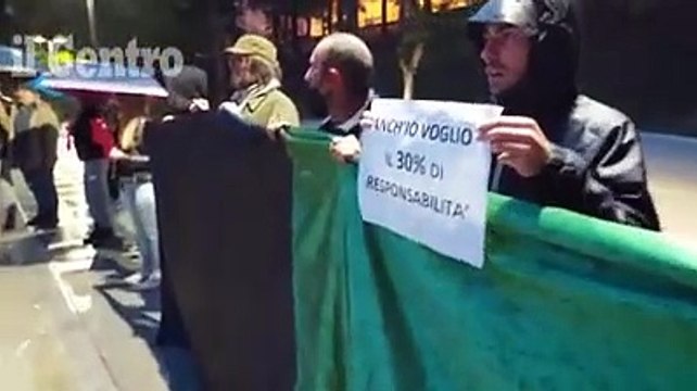 Vergogna, vergogna : la protesta dei familiari delle vittime del terremoto contro la sentenza choc