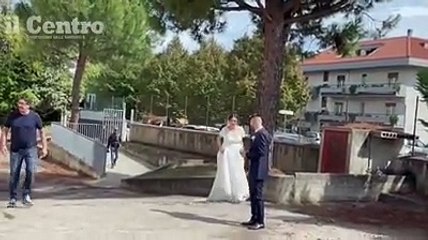 Al seggio in abito da sposi: prima il s? in chiesa, poi subito a votare