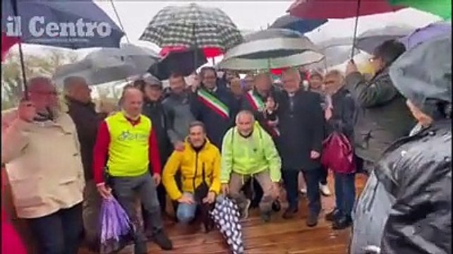 Il nuovo ponte sul Vomano da Scerne di Pineto a Roseto: tutto legno e travi in acciaio. E' un altro pezzo della ciclovia