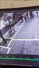 Scende dal bus e "strappa" la bici dal palo: il ladro in azione come se nulla fosse