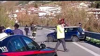 Descargar video: Incidente mortale sulla Statale che collega Pizzoli con L'Aquila