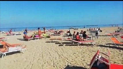 A due giorni da novembre in spiaggia lettini aperti, tintarella, bagni in mare: sembra estate