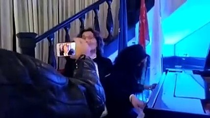 La direttrice d'orchestra si esibisce al piano e il marito Piero Pel? la riprende col cellulare