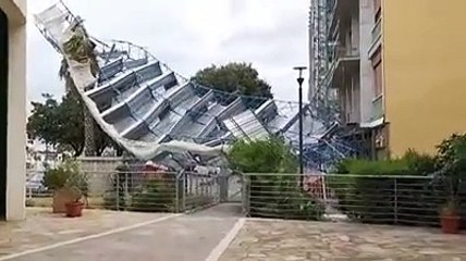 Tragedia sfiorata a Pescara: si stacca un'impalcatura