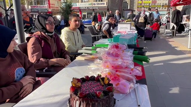Van'da 6 yaşındaki kız çocuğu doğum günü pastasının gelirini Filistin'e bağışladı