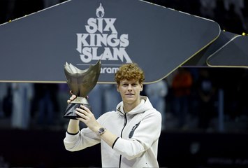 سينر يحسم المواجهة أمام ألكاراز ويظفر بلقب بطولة SIX KINGS SLAM