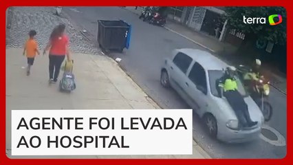 Guarda de trânsito se agarra em capô de carro após motorista fugir de guincho no litoral de SP