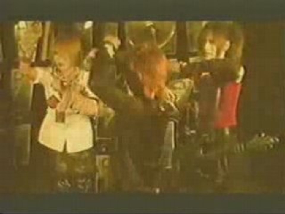 The GazettE - Dancing (Reita poking Uruha)
