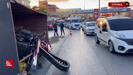 İstanbul Pendik'te kamyonet devrildi: Trafik durma noktasına geldi