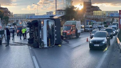Pendik'te kamyonet devrildi; Trafik durma noktasında