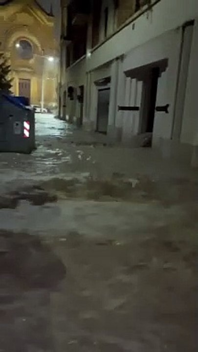 Alluvione a Bologna, via Brizio allagata