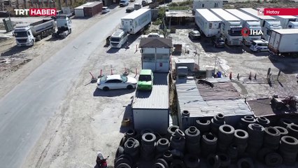 Arkadaşının emanet arabasını konteynerin üzerine koydu