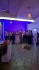 Une serveuse fait une grosse bêtise en apportant le gâteau à un mariage