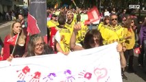 Miles de personas marchan en Madrid contra la estigmatización del VIH