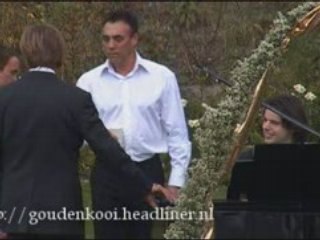 Claires vader wil geld verdienen over de rug van Huub