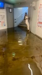 Le #fourireencours de ce #dimanchematin : une #influenceuse sortant de #discotheque pour prendre le #metroparisien la suite en #images