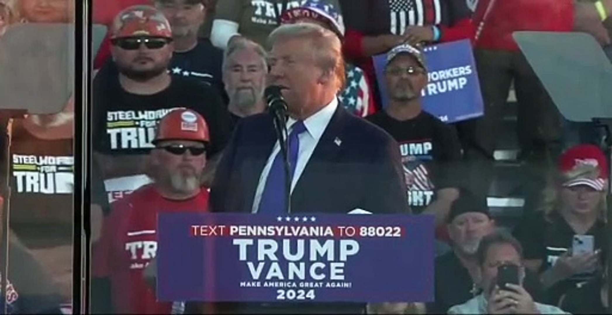 Donald Trump kicks off a Pennsylvania rally by talking about Arnold
