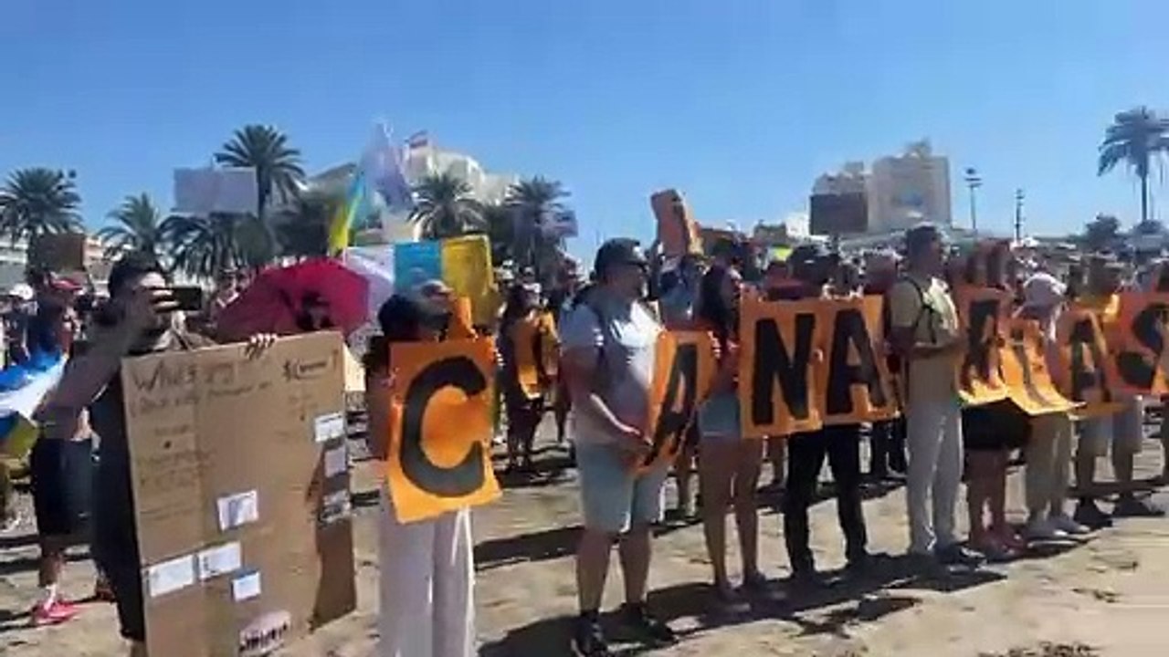 Manifestantes en Las Américas, en Tenerife, por el 20 de octubre