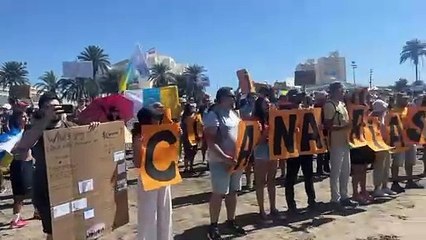 Manifestantes en Las Américas, en Tenerife, por el 20 de octubre