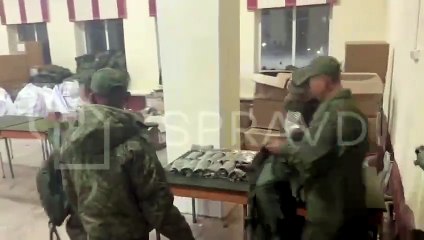 Supuestos soldados norcoreanos recogiendo uniformes rusos