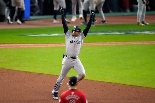 Juan Soto conecta el jonrón que le dio el boleto a los New York Yankees a la Serie Mundial 2024.