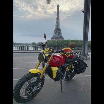 🎨 STREET-ART : Moto Fantic Caballero sur les quais de Seine (Paris, France)