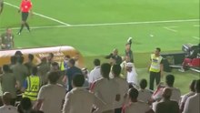 اعتداء مصطفى شلبي على أحد منظمي مباراة الزمالك وبيراميدز #كأس_السوبر_المصري