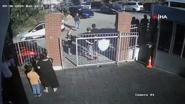 Otomobil okul bahçesine girdi! Çocuklar son anda kurtuldu… Aynı okulda ikinci kaza