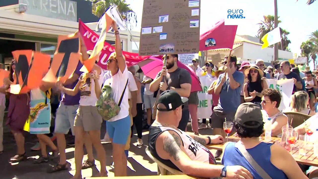 Migliaia di persone protestano contro il turismo di massa nelle Isole Canarie