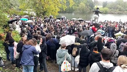 Liam Payne é homenageado por fãs em Londres