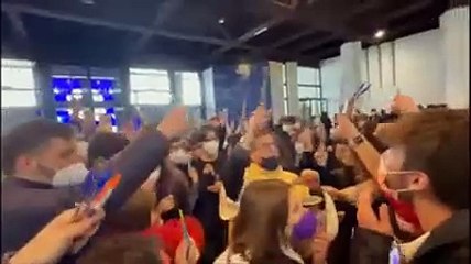 Folla di ragazzi in festa per la benedizione delle penne