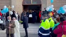 Palloncini, lacrime e preghiere per l'ultimo addio al piccolo Damiano (video di Luciano Adriani)