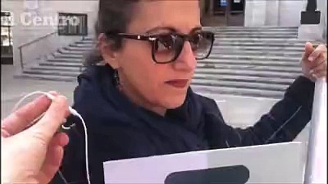 Commercianti e residenti in piazza sotto il Comune: Scelte sbagliate sulla nostra vita