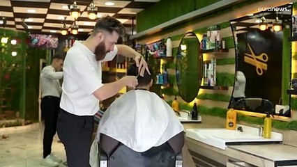 شقيقان يحوّلان محل الحلاقة الخاص بهما إلى "جنة من الطيور"