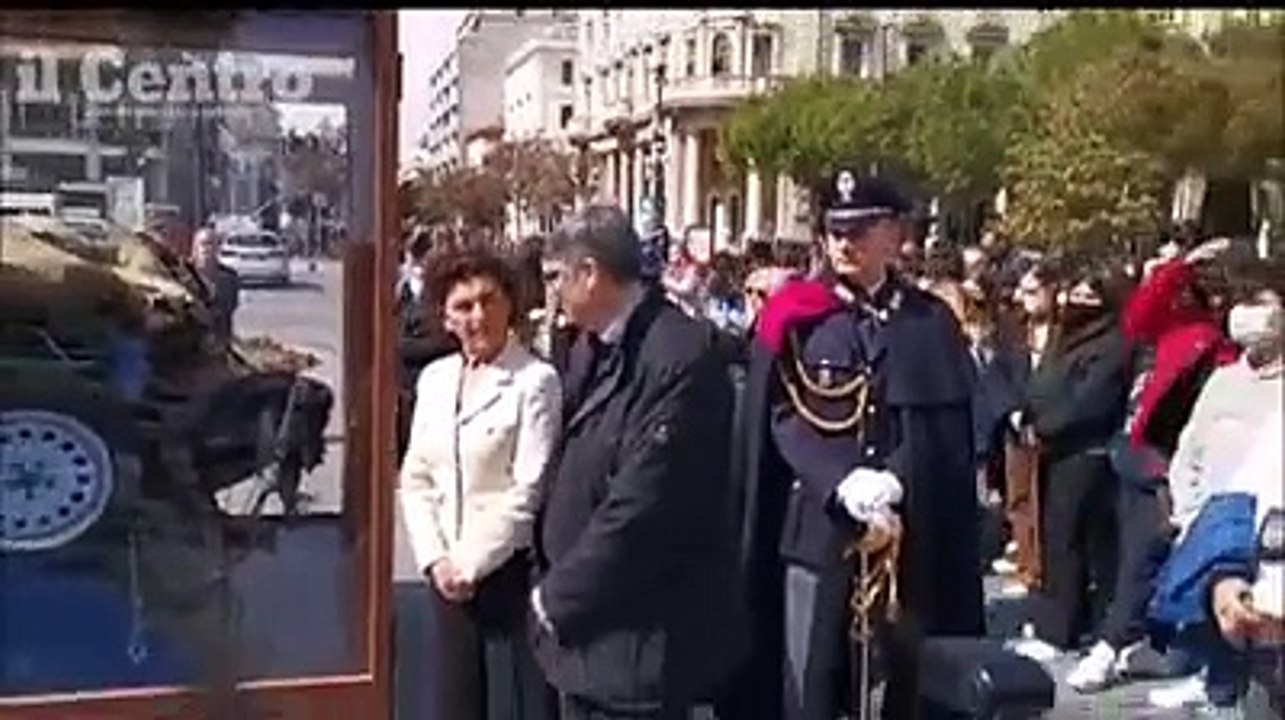 L'emozione e la cerimonia davanti ai rottami dell'auto di scorta di Falcone con Don Patriciello