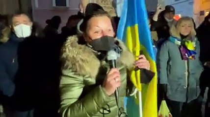 No alla guerra, le bandiere dell'Ucraina e le lacrime in piazza a Teramo